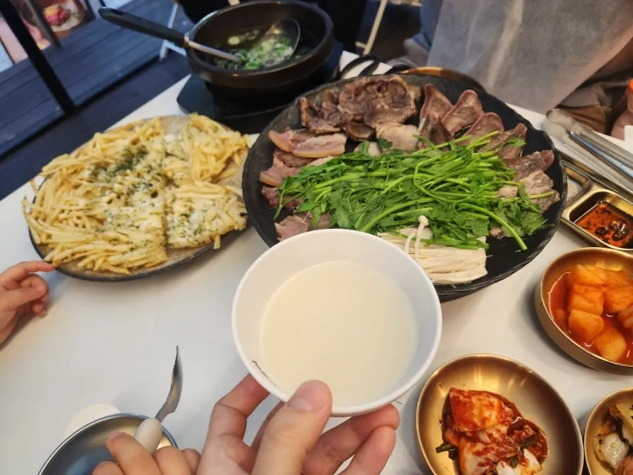 수육과 감자채전이 함께 놓인 상차림
