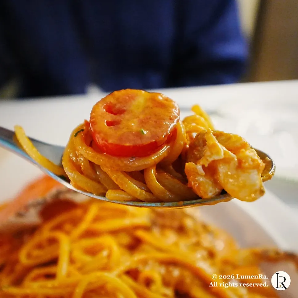 토마토를 함께 올린 꽃게로제파스타 한입