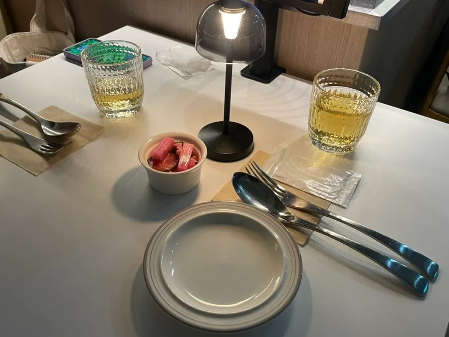 테이블 조명과 수저, 앞접시 기본 세팅