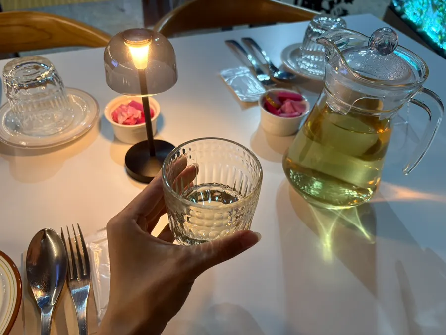 조명이 놓인 어두운 조도의 테이블 세팅