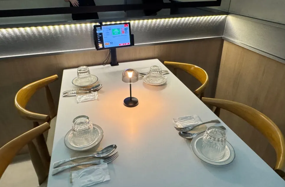 Orange mini-lamps and indirect lighting on the tables