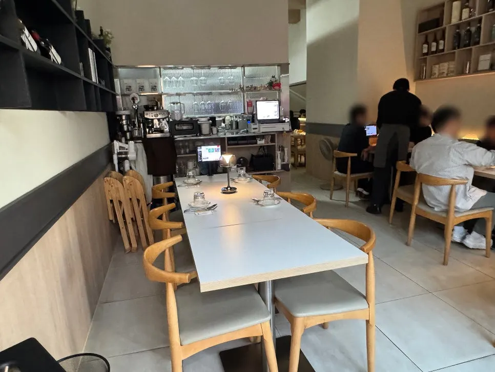 Seating layout at Paol Dongtan Yeoul Park Branch