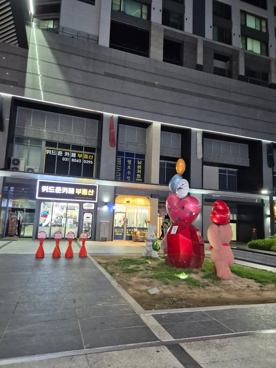 C8번 입구로 나오는 매장 진입 동선