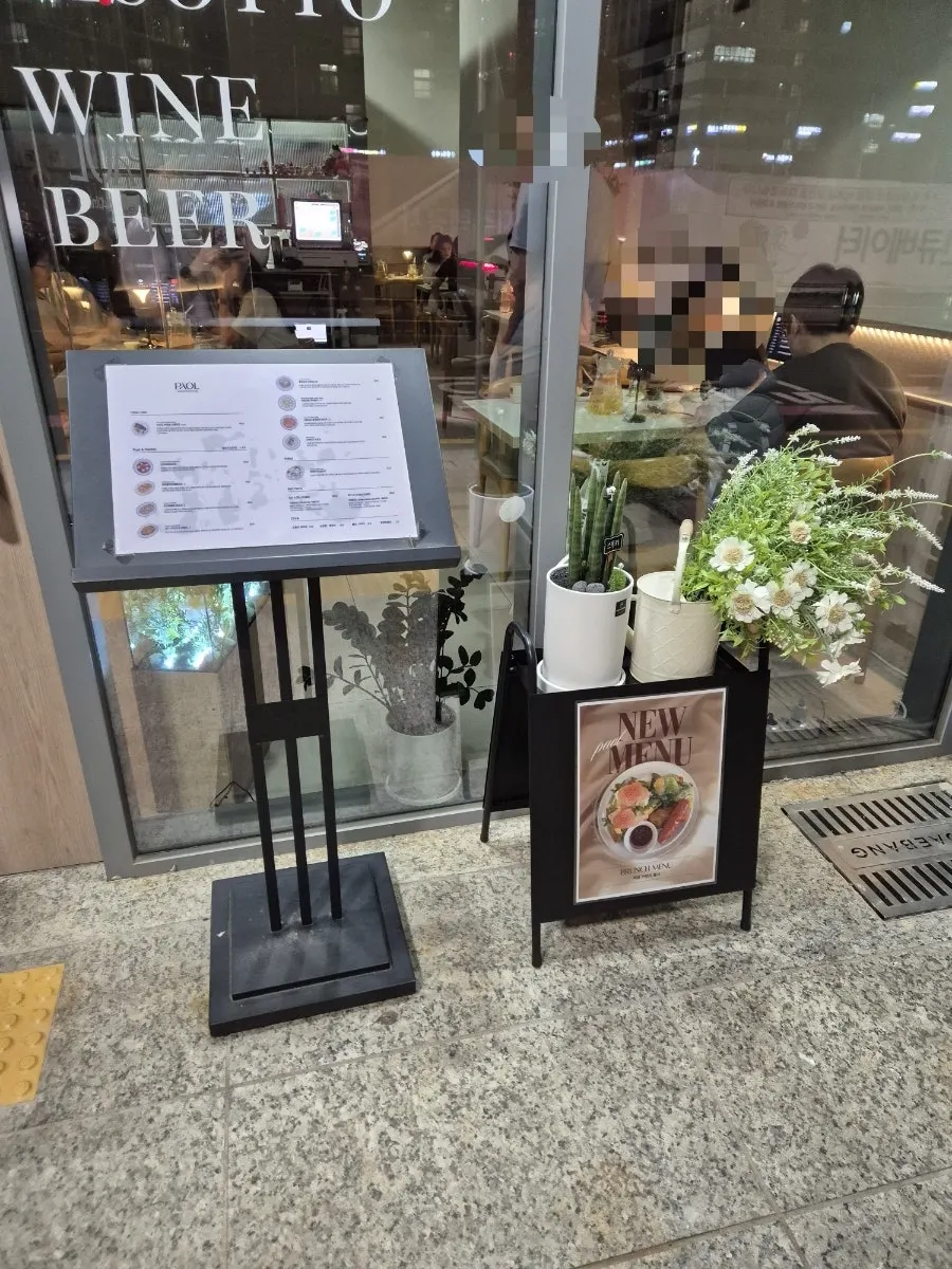 매장 입구 주변 외관 디테일