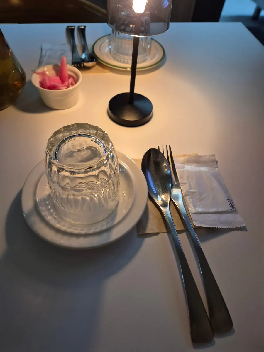 세팅된 식기와 테이블