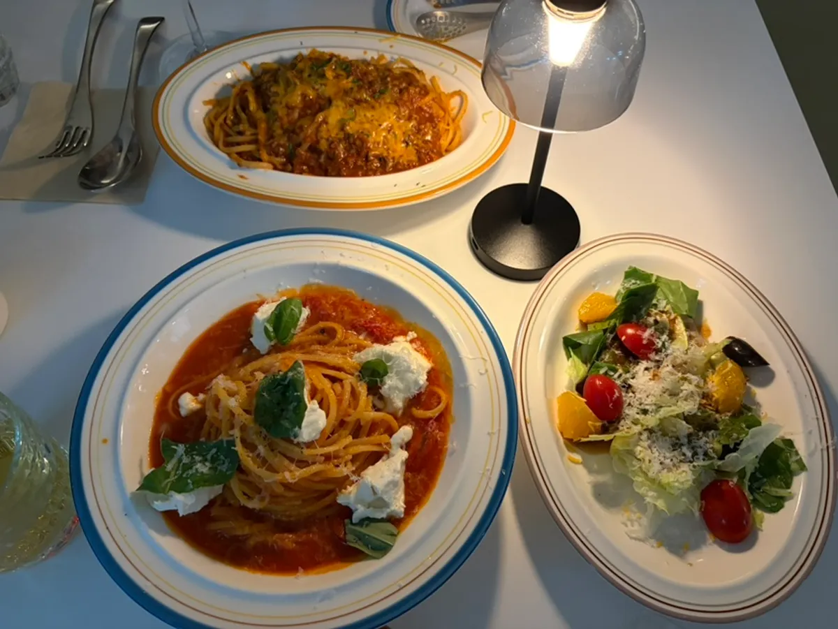 Aセットとして用意されたサラダとパスタ2皿