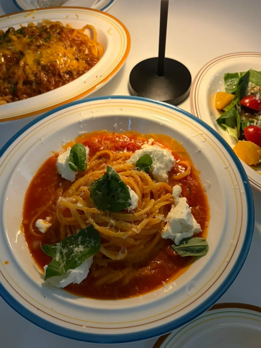 色の異なる皿に盛られたセット構成の食卓