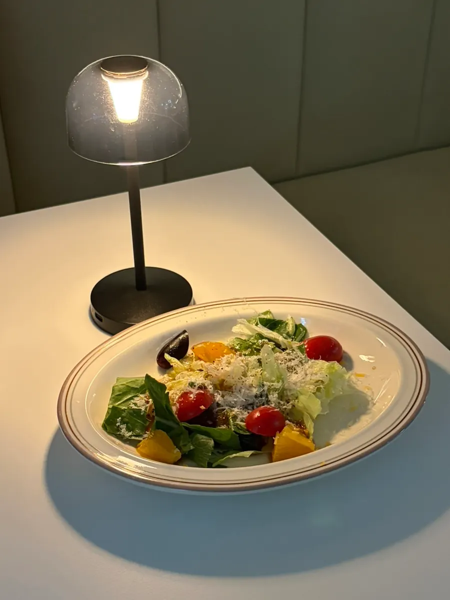 フルーツがのった基本サラダ