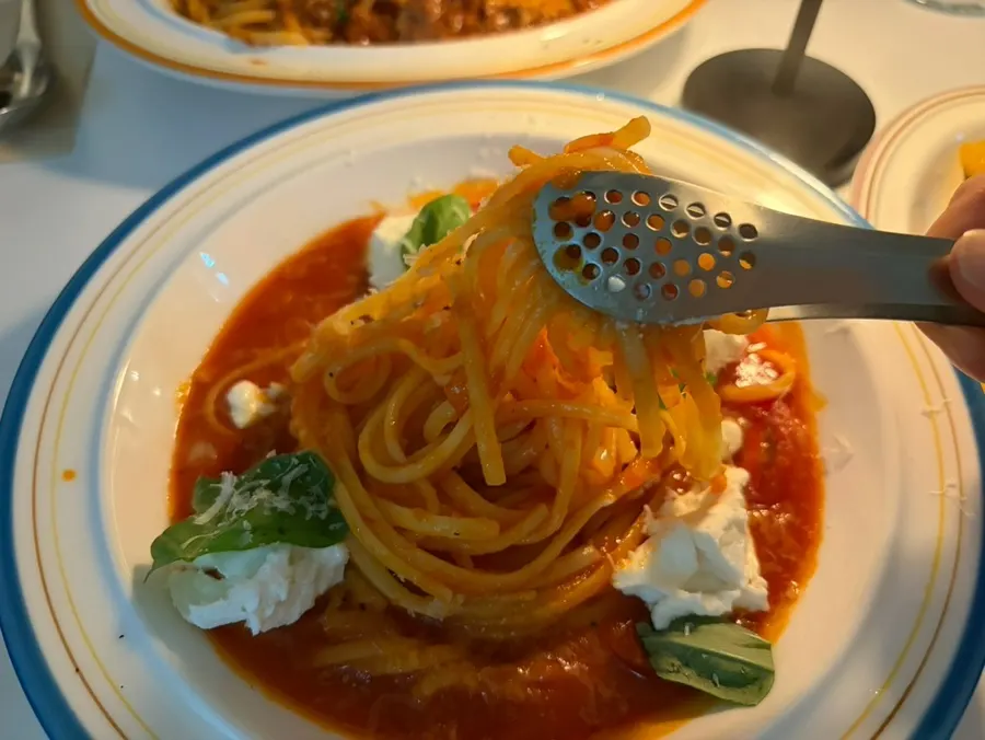 ポモドーロパスタの麺を持ち上げた様子