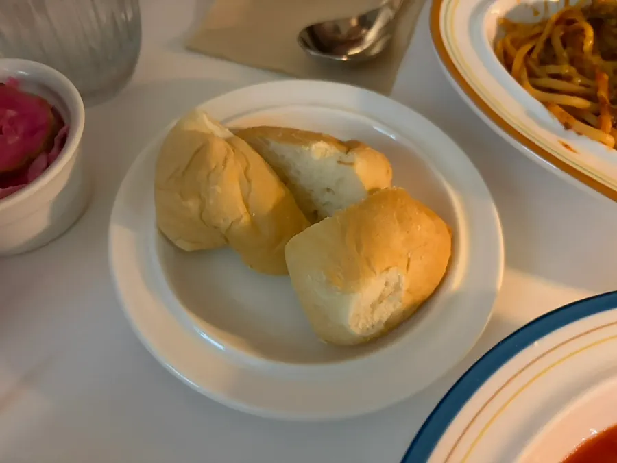 厚めで平たい麺にラグーソースが絡んだ様子