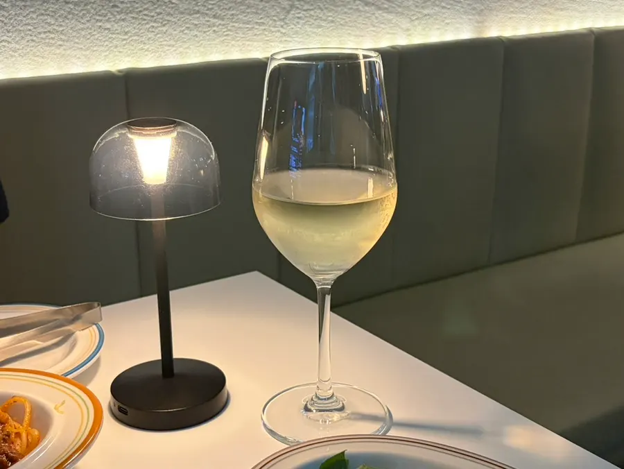 パスタと一緒に合わせたハウスホワイトワインのグラス