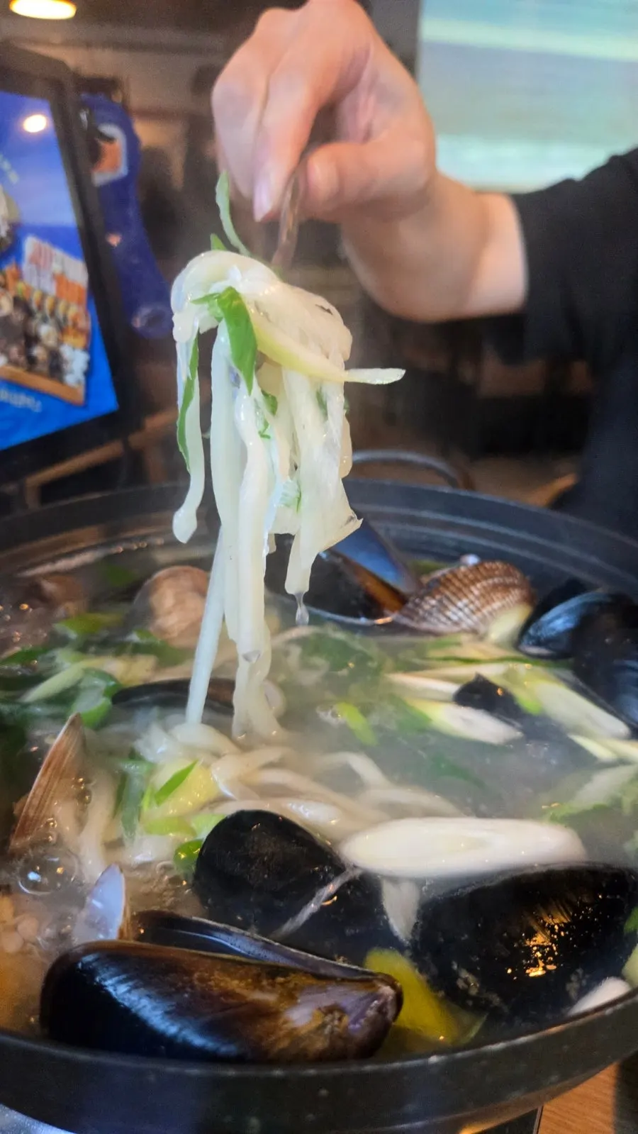 조개 육수 국물과 칼국수 면발