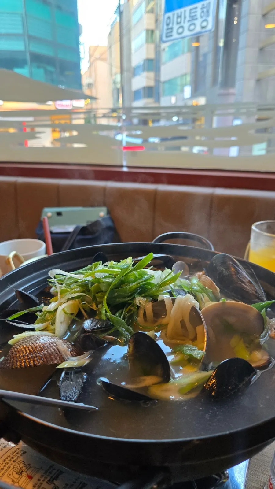 푸짐하게 덜어 담은 해장조개칼국수탕