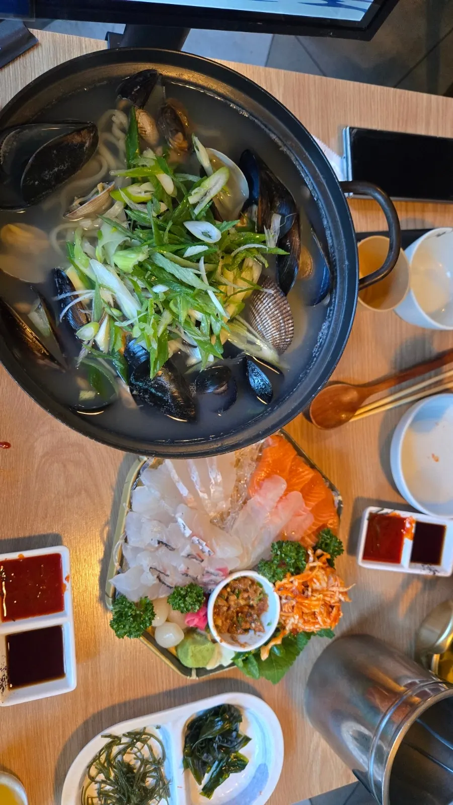 식사를 마친 파랑해녀집 신사직영점 테이블