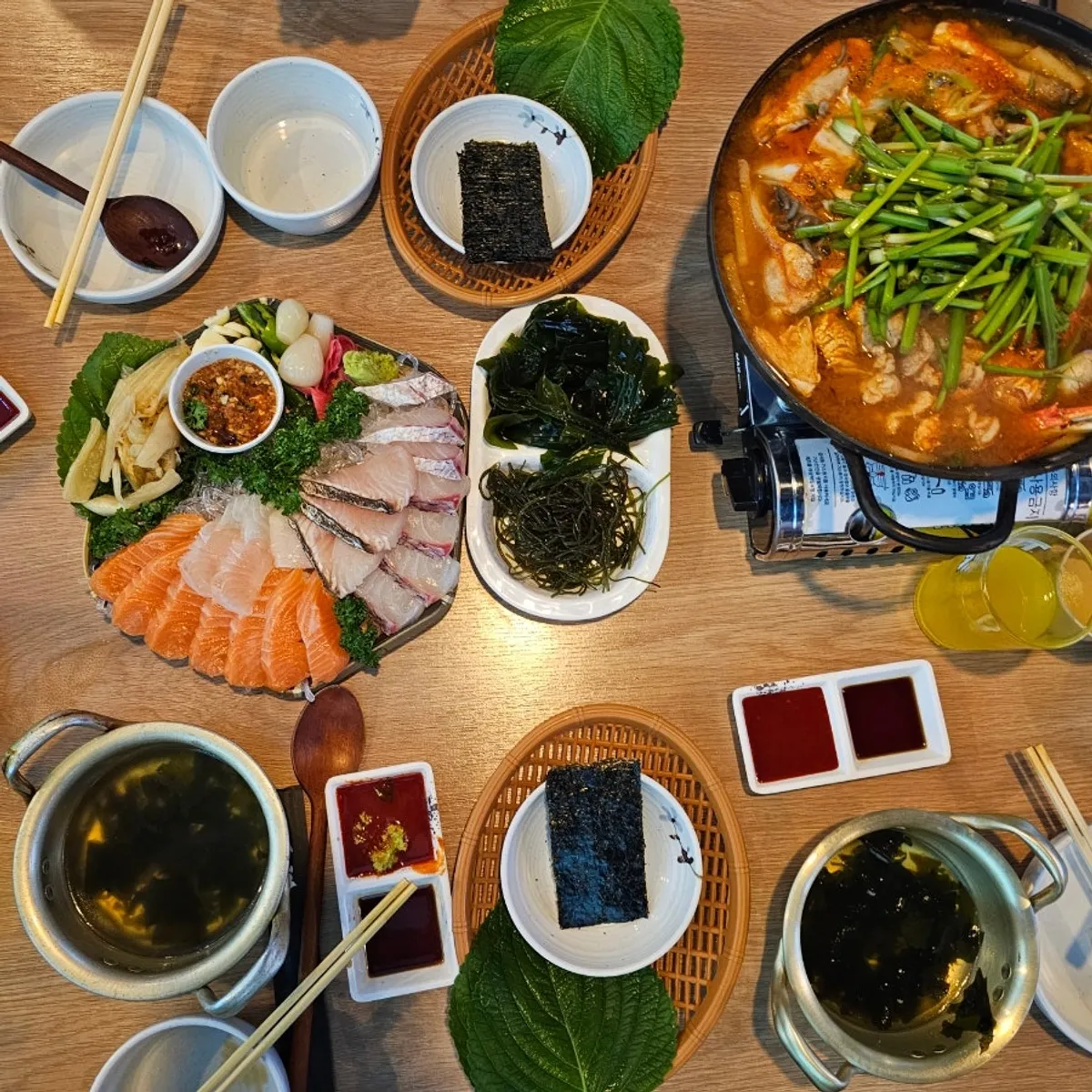 Exterior of Parang Haenyeojip Sinsa, a Garosugil sashimi restaurant