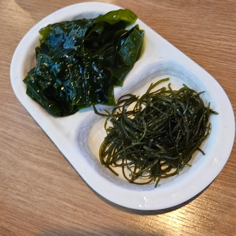 Shared plate of kkosiraegi and seaweed