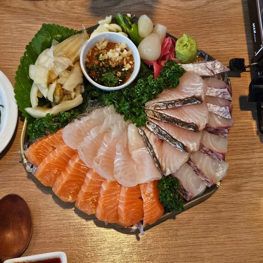 Thickly sliced flounder and salmon aged sashimi