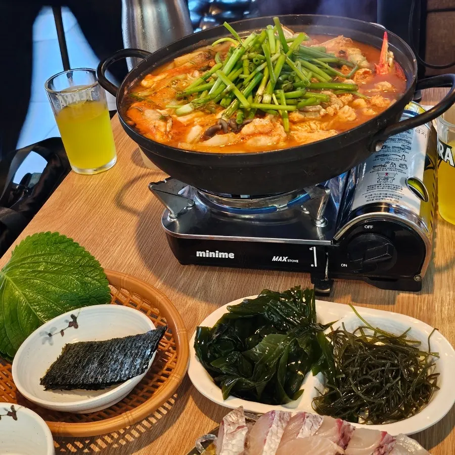 Crab roe and gonad simmering in the alkoni-tang
