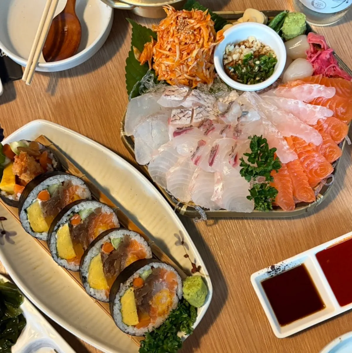 후토마끼와 숙성회 모둠, 맥주와 소주가 놓인 상