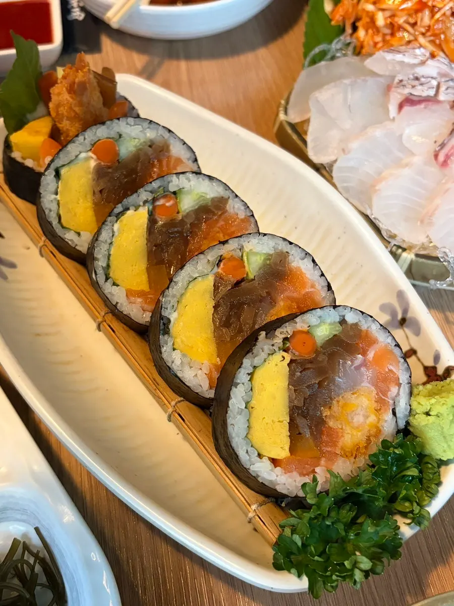 큼직하게 썰린 후토마끼 반줄