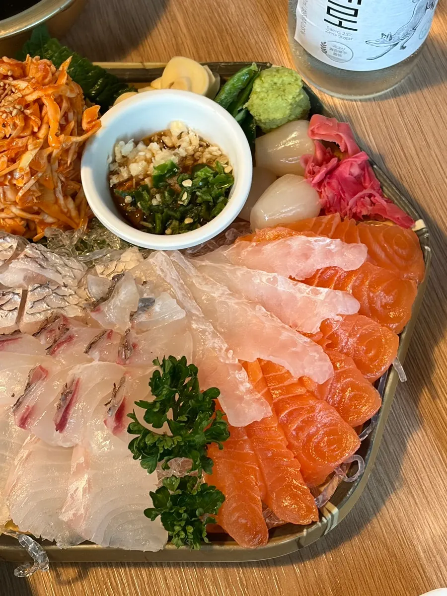 두툼하게 썰린 숙성회 사시미 접시