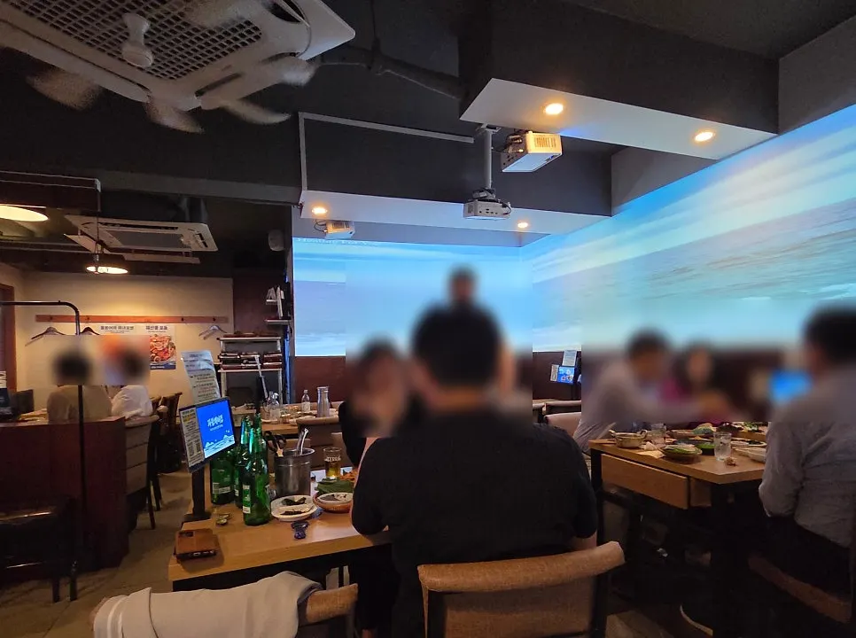Parang Haenyeojip dining room busy with customers on a Monday evening