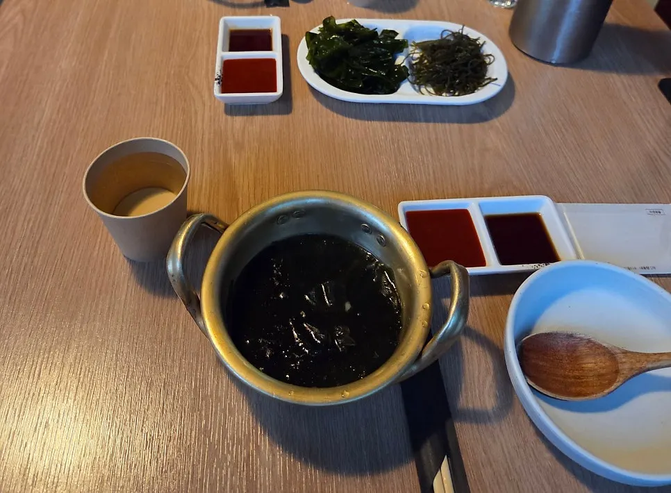 Basic seaweed side dish served before the meal