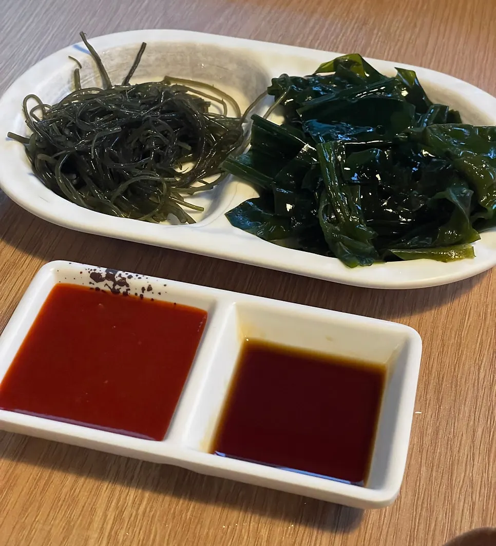 Warm seaweed soup served as a basic setting