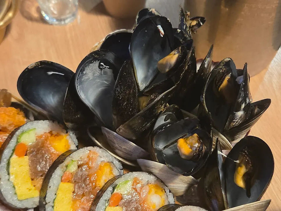 Close-up of the steamed clams in the haenyeo box
