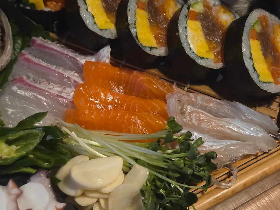 Flounder, salmon and red seabream sashimi set