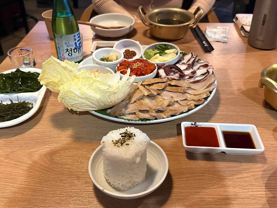 Order laid out on the table at Parang Haenyeojip