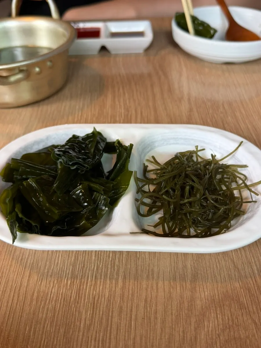 Seaweed and chojang dipping sauce as a side dish