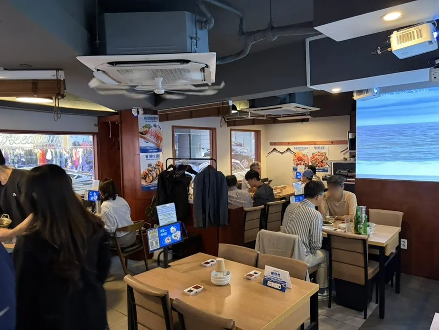 Interior of Parang Haenyeojip Sinsa Direct Store on an early Friday evening