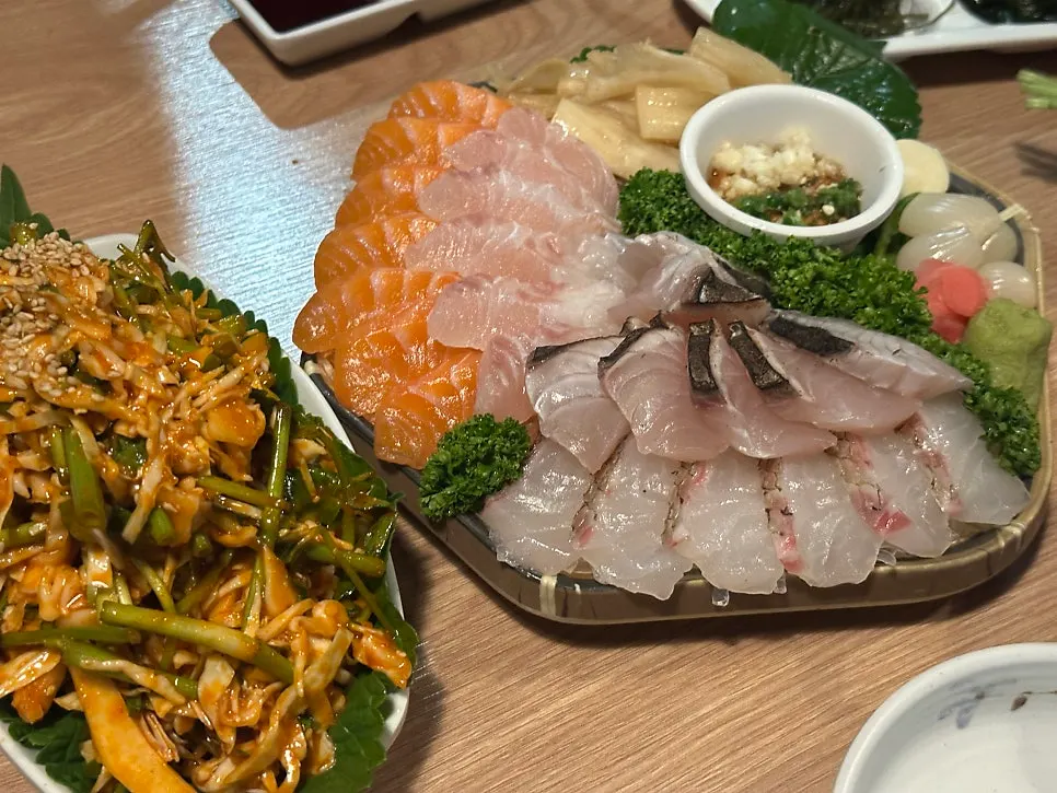 Table setting of the aged sashimi combo at Parang Haenyeojip Sinsa Direct Store