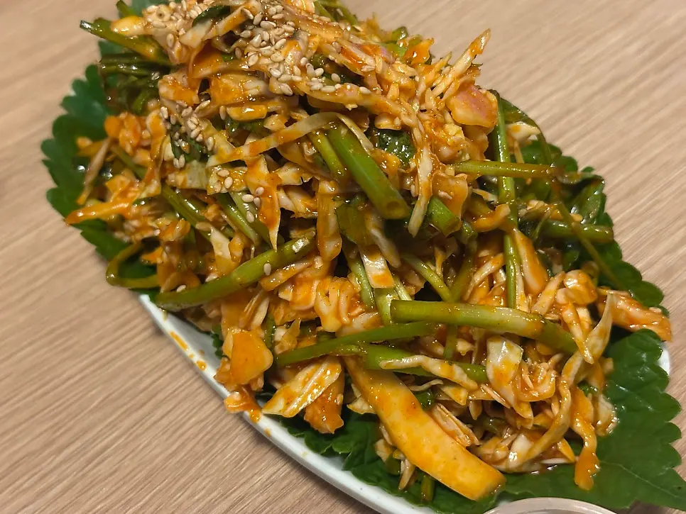 A plate of minari vegetable salad tossed with cabbage