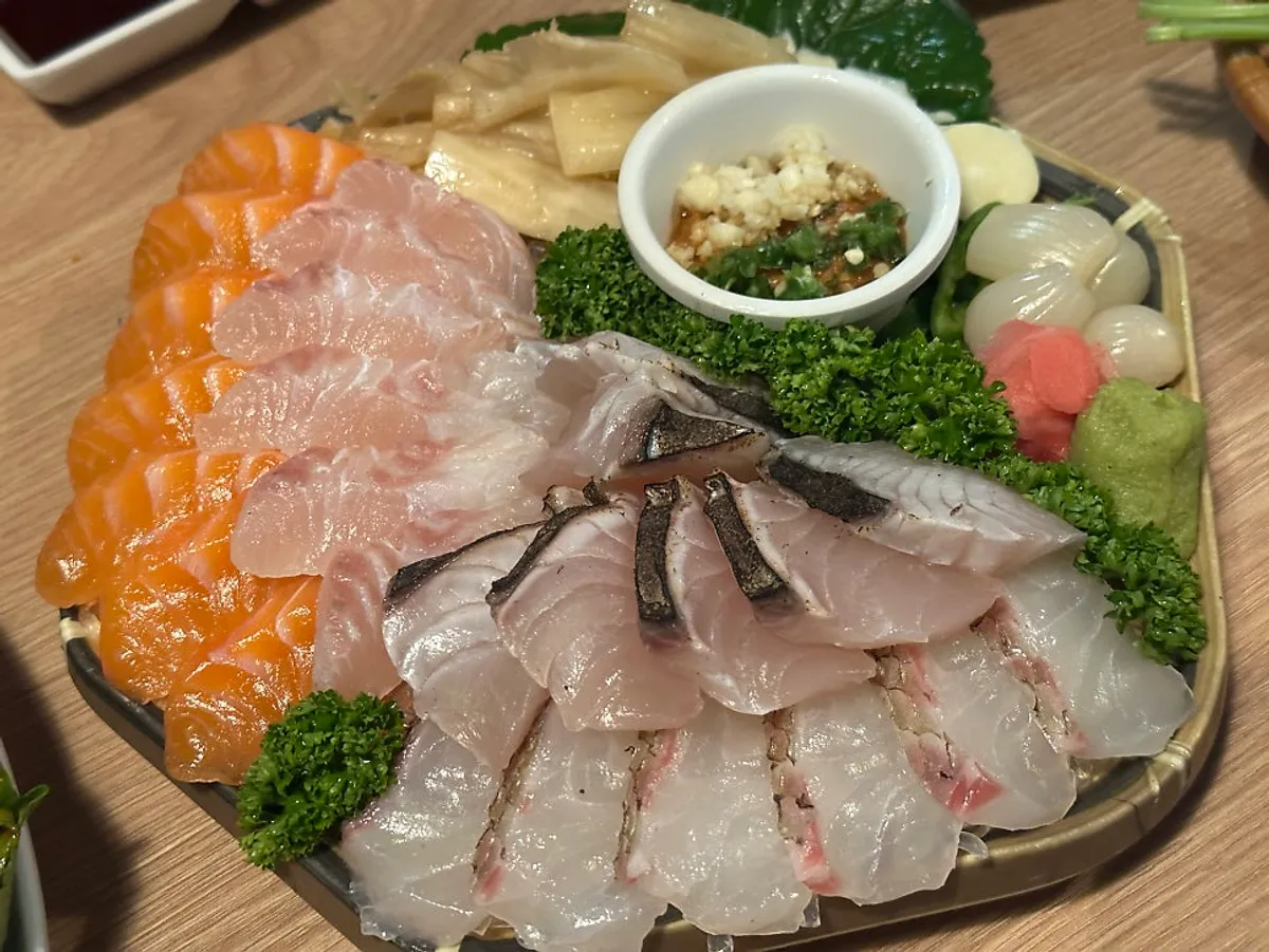 Small aged sashimi combo made with in-season fish
