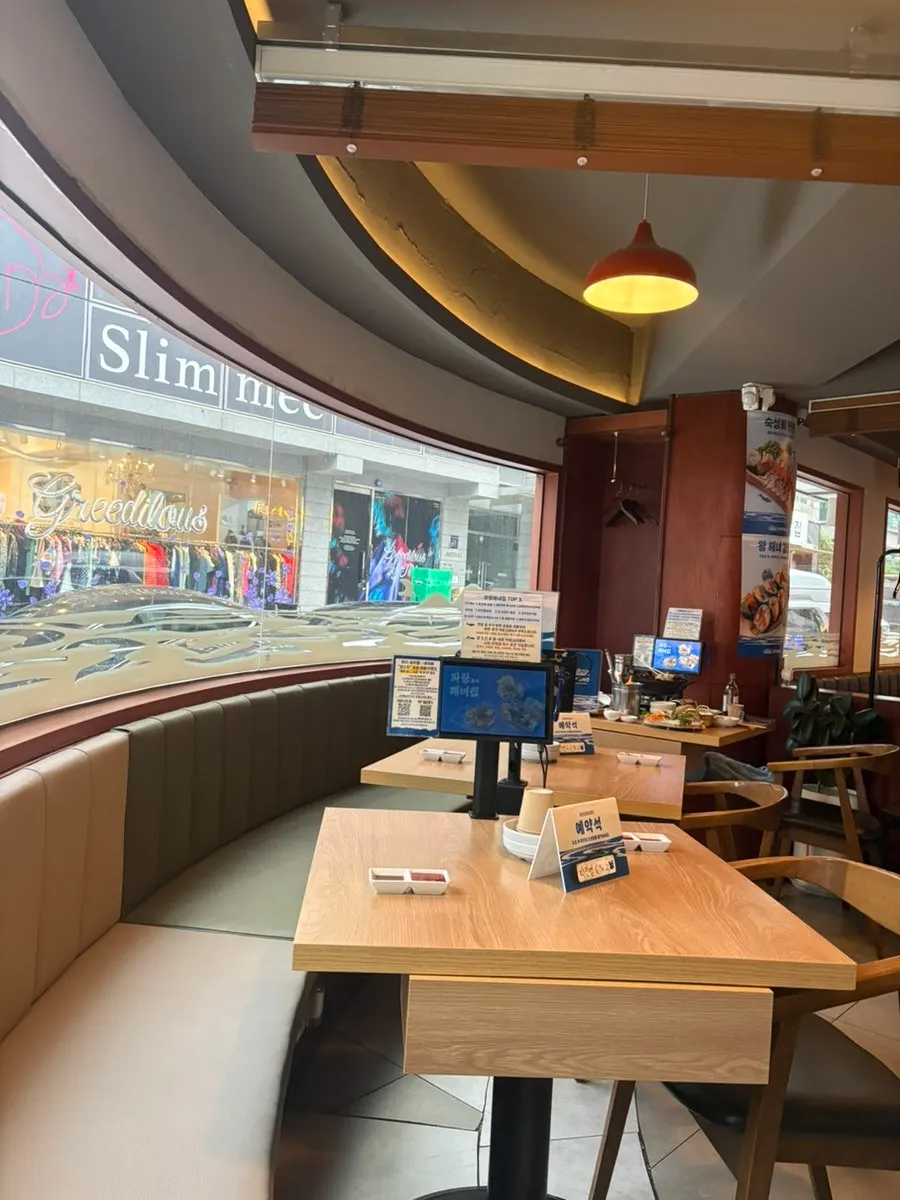 Spacious interior of Parang Haenyeojip Sinsa Direct Store