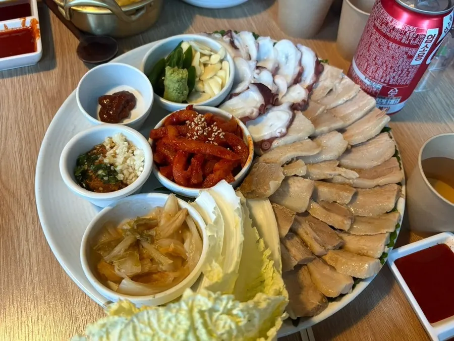 테이블에 차려진 돌문어보쌈 한 상