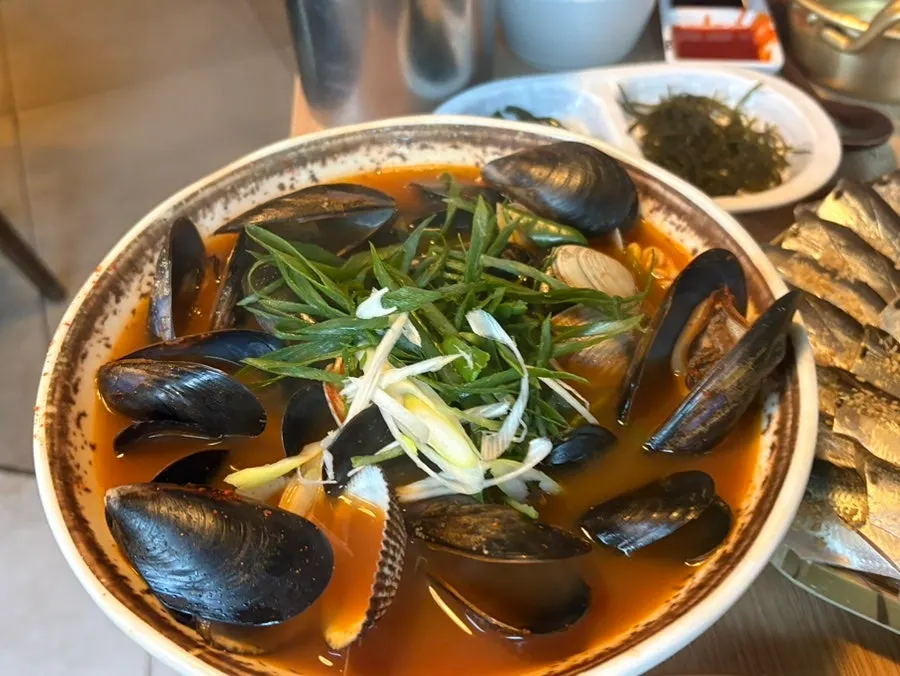 Broth of sea ramyeon packed full of seafood