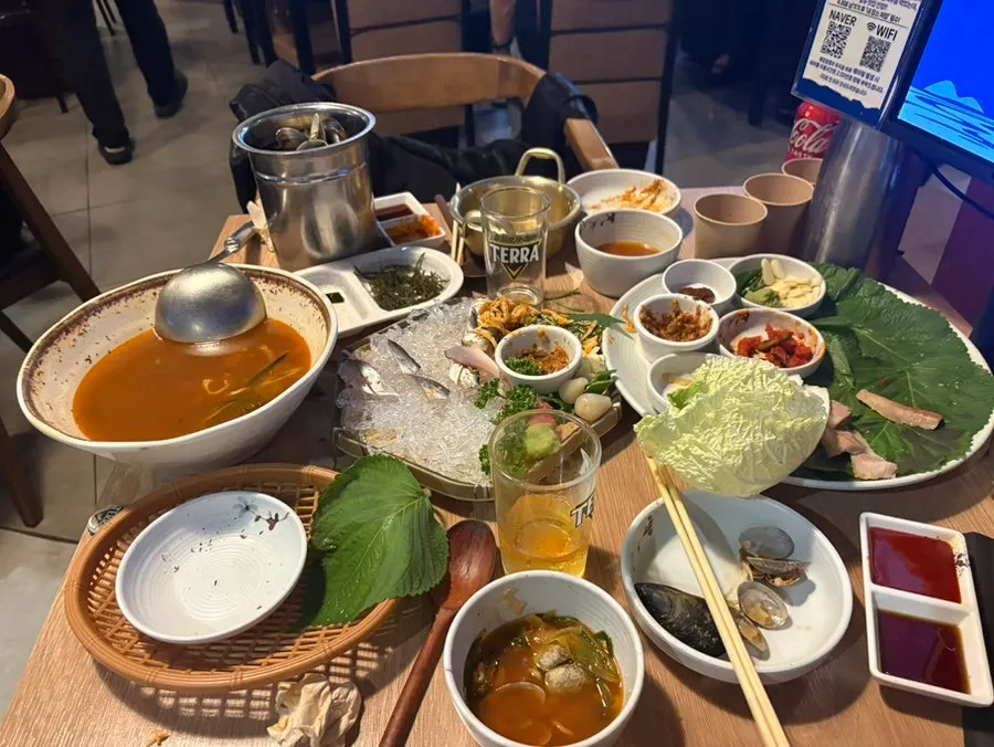 Nearly emptied table at Parang Haenyeojip