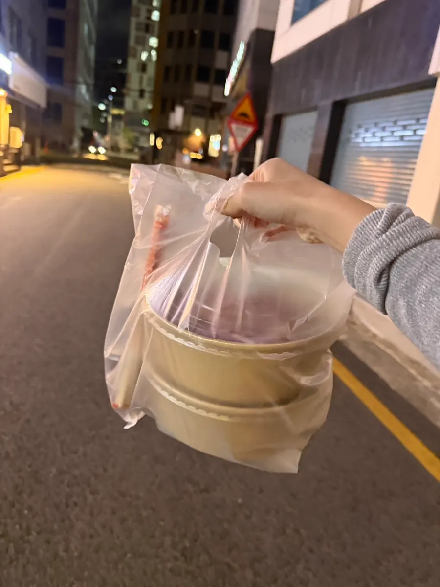테이블이 안쪽까지 이어진 매장 내부