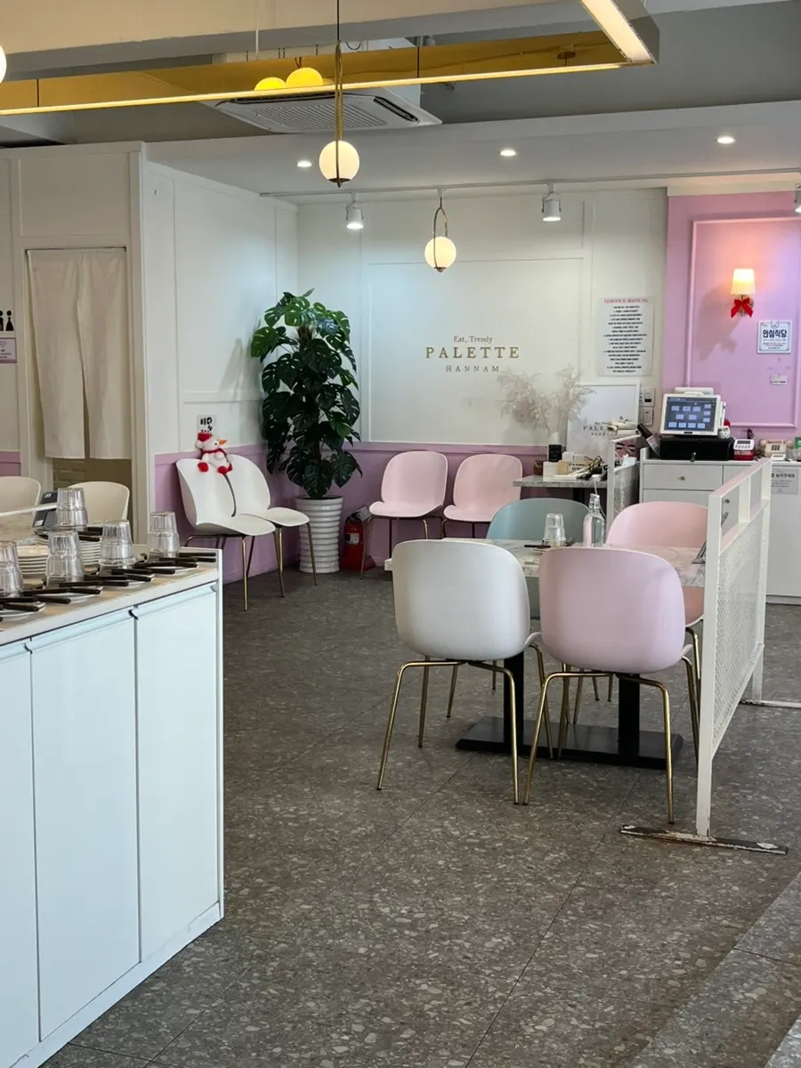 Bright, cute interior of Palette Hannam