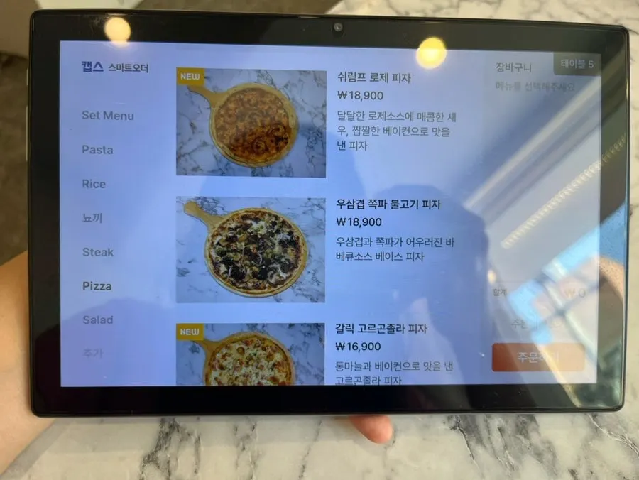 The full menu opened up at Palette Hannam Dongseong-ro Branch