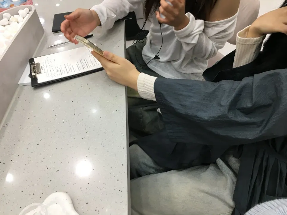 예은 디자이너가 모발 상태를 확인하는 상담 장면