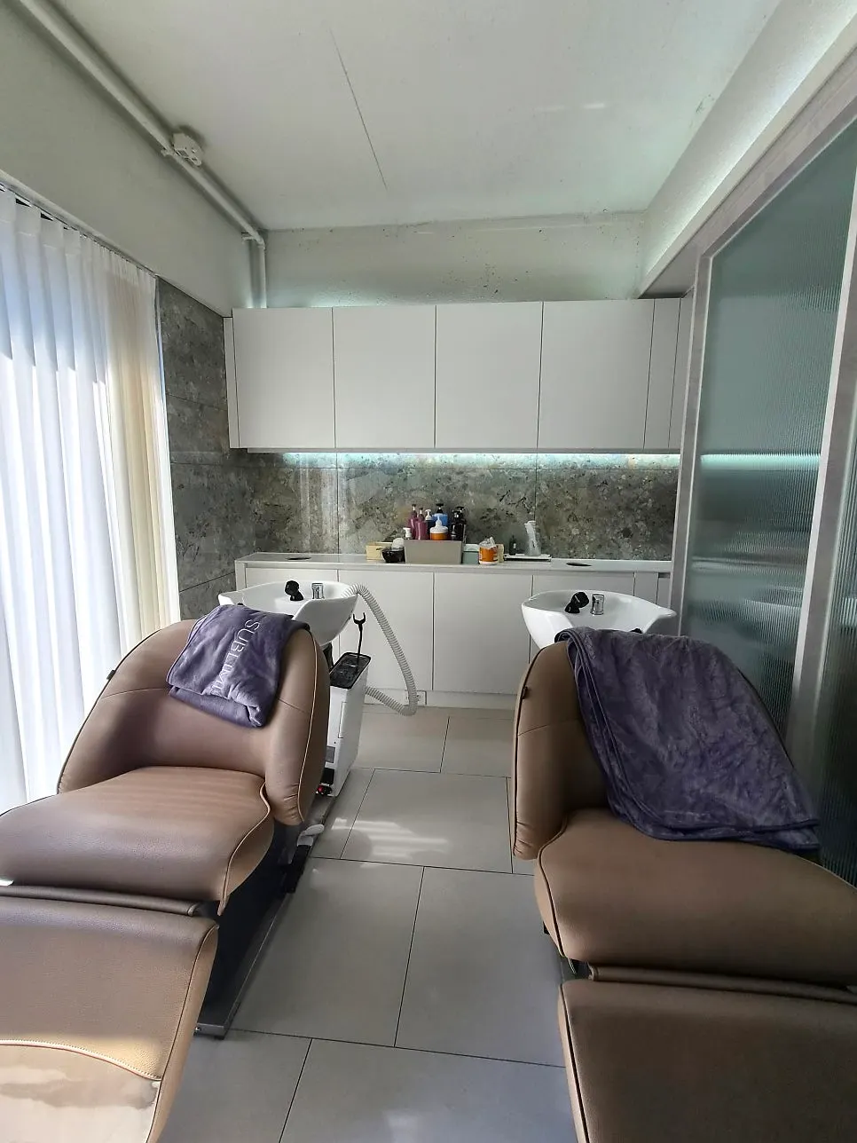 Shiseido hair peeling shampoo treatment performed at the shampoo station