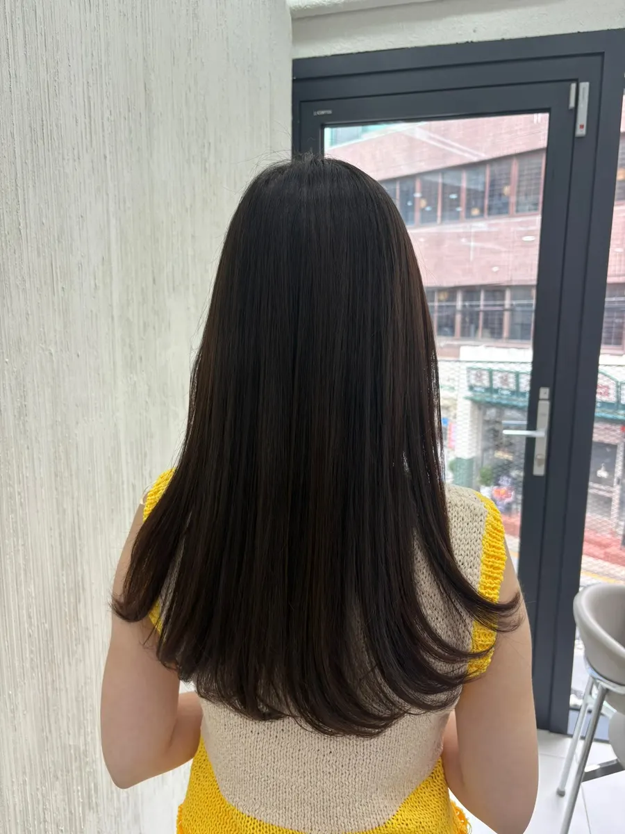 After photo of neatly aligned wet hair post-Reforming