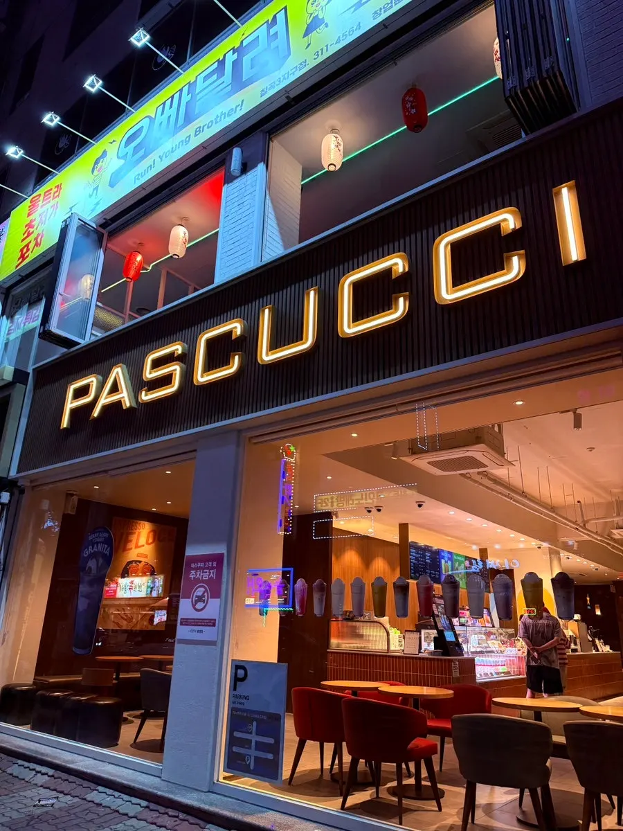 PASCUCCI 간판이 보이는 매장 외관