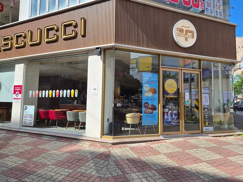 Exterior of Pascucci Chilgok3jigu-jeom with glass windows showing the interior