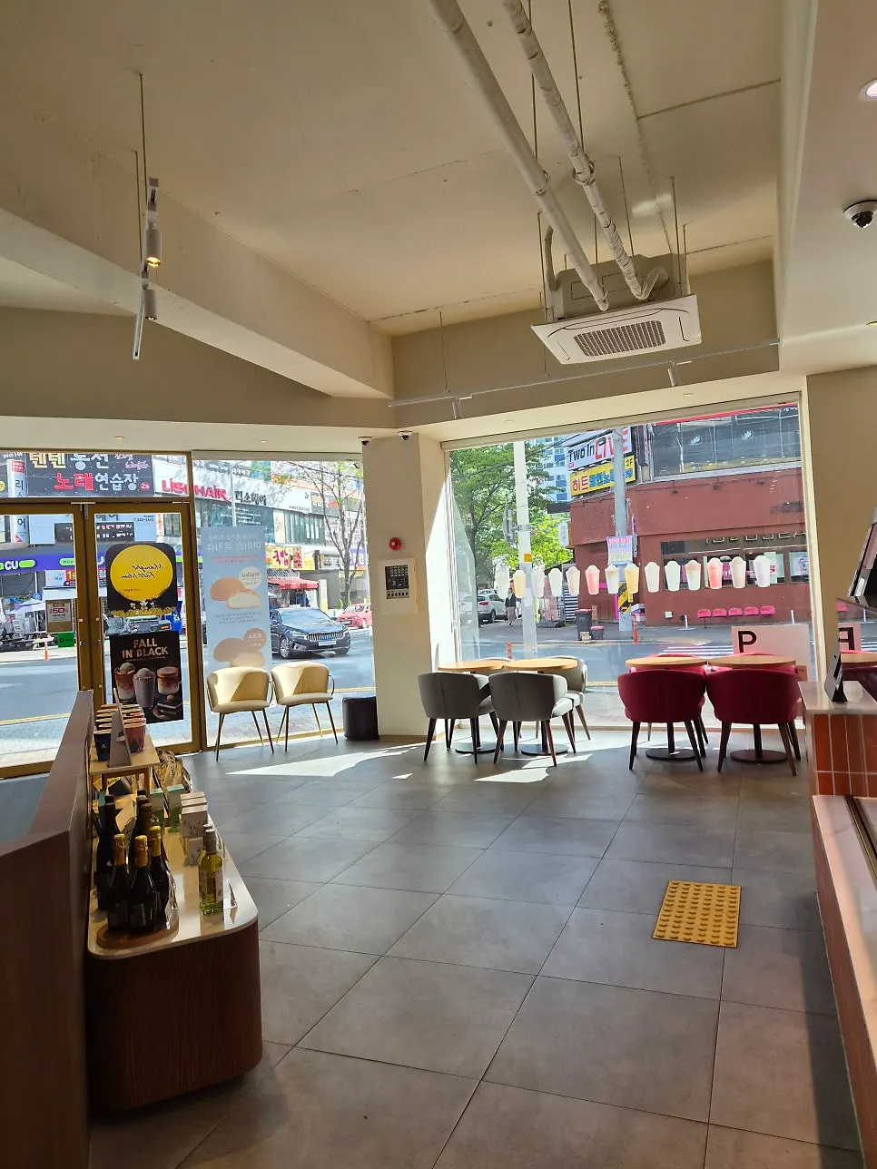 Spacious interior of Pascucci Chilgok3jigu-jeom