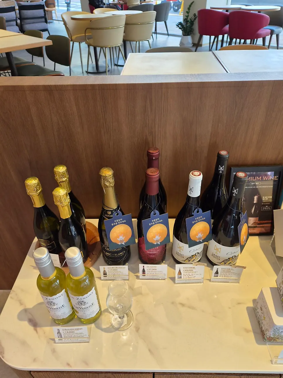 Pascucci mugs displayed in the store